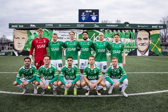 Brages startelva framför supportrarnas tifo