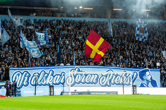 Malmö FFs Sören Rieks (ej i bild) tackas av med ett tifo