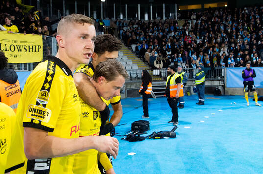Elfsborgs Simon Hedlund jublar med Sebastian Holmen och