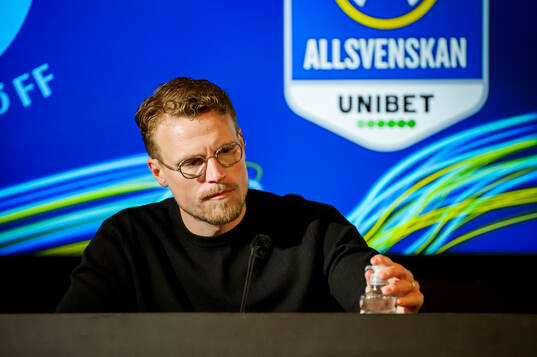Elfsborgs tränare Oscar Hiljemark på en presskonferens
