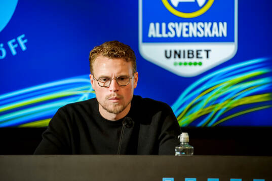 Elfsborgs tränare Oscar Hiljemark på en presskonferens