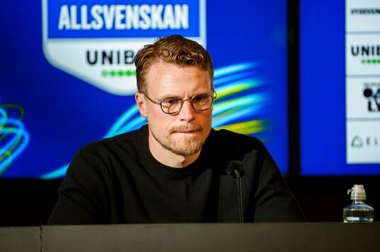 Elfsborgs tränare Oscar Hiljemark på en presskonferens