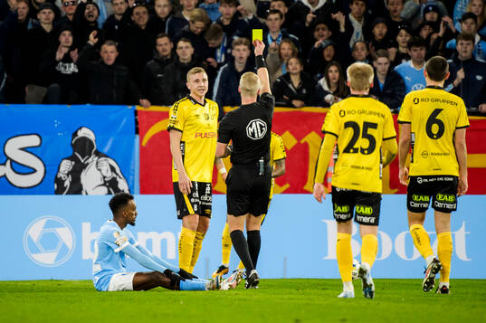 Elfsborgs Sebastian Holmen får gult kort av domare Adam