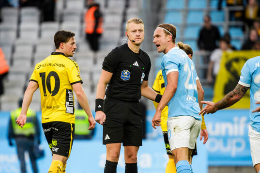 Domare Adam Ladebäck och Malmö FFs Erik Botheim