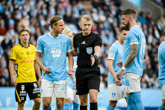 Malmö FFs Erik Botheim och Domare Adam Ladebäck
