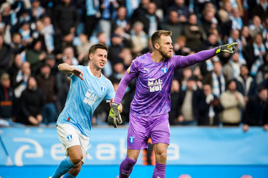 Malmö FFs Lasse Berg Johnsen och målvakt Ricardo Schuck