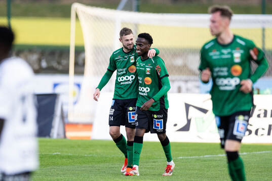 Varbergs Oliver Alfonsi jublar med Nuurdin Ali Mohudin