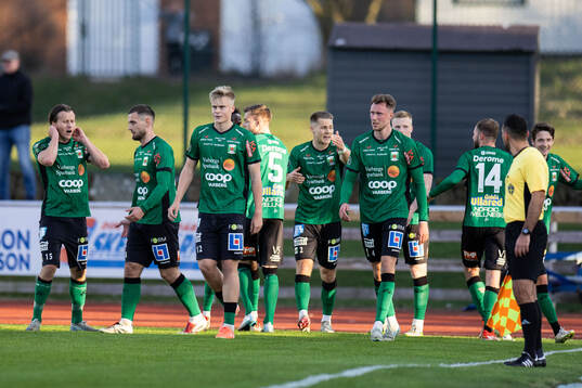 Varbergs Oliver Alfonsi jublar med lagkamrater