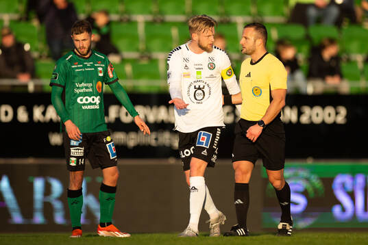 Örebros Karl Holmberg och domare Rinon Hasani