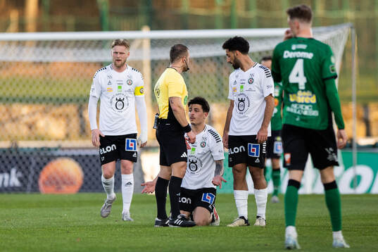 Örebros Antonio Yakoub reagerar mot domare Rinon Hasani