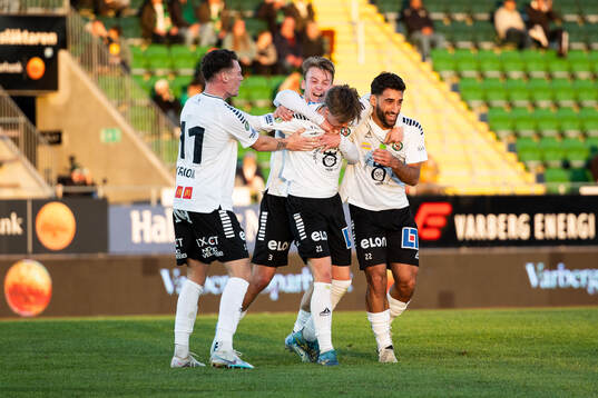 Örebros Linus Alperud jublar med lagkamrater