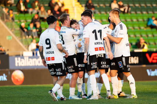 Örebros Linus Alperud jublar med lagkamrater