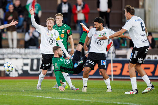 Örebros Karl Holmberg meoch Lucas Shlimon med Varbergs