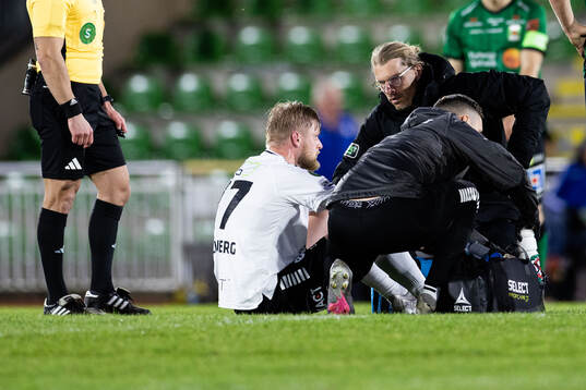 Örebros Karl Holmberg har ont och får vård