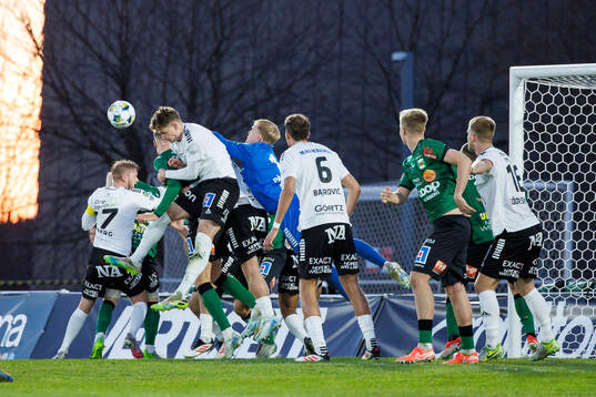 Örebros målvakt Malte Påhlsson boxar bort bollen