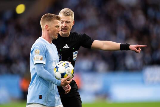Malmö FFs Anders Bleg Christiansen och Domare Adam