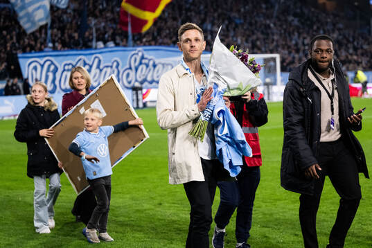 Malmö FFs Sören Rieks tackas av i halvtid av