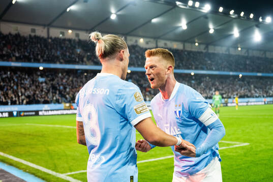 Malmö FFs Arnor Sigurdsson jublar med Anders Bleg