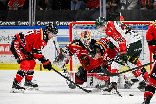 Luleås målvakt Matteus Ward och Erik Gustafsson mot