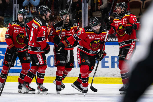 Luleås Pontus Själin jublar med lagkamrater