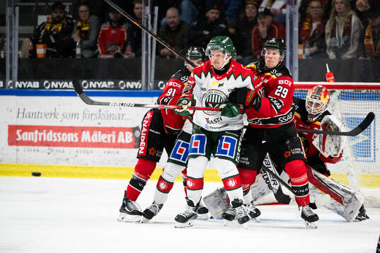 Frölundas Max Friberg mot Luleås Erik Gustafsson och