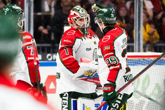 Frölundas målvakt Lars Johansson och Mikael Ruohomaa