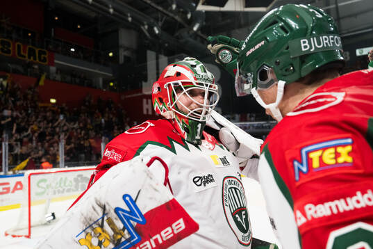 Frölundas målvakt Lars Johansson jublar