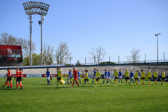 Players of Sweden and Italy