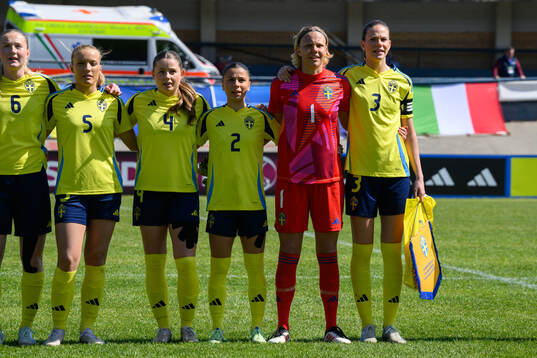 Alexandra Larsson , Smilla Holmberg , Emma Holmqvist ,