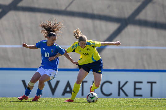 Giada Pellegrino Cim of Italy and Hannah Sjödahl of Sweden