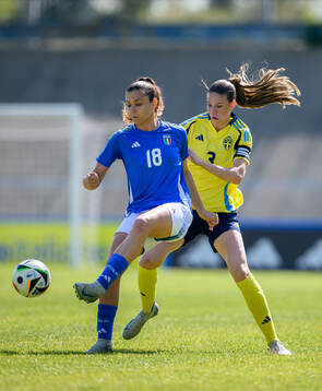 Rosanna Ventriglia of Italy and Bella Andersson of Sweden