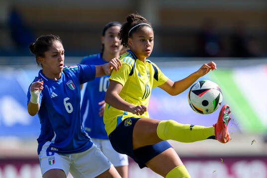 Maya Cherubini of Italy and Felicia Schröder of Sweden