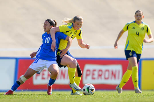 Giada Pellegrino Cim of Italy and Alexandra Larsson of