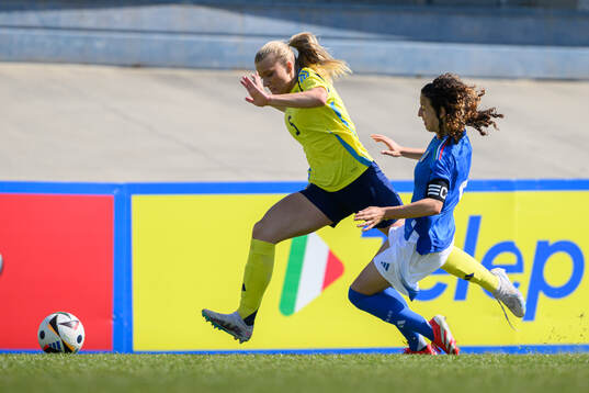 Smilla Holmberg of Sweden and Azzurra Gallo of Italy