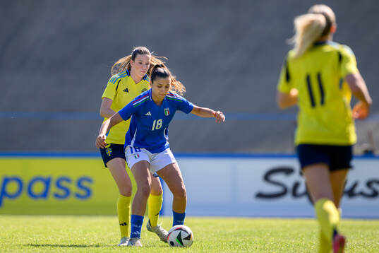 Bella Andersson of Sweden and Rosanna Ventriglia of Italy