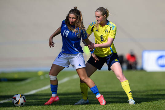 Manuela Sciabica of Italy and Alexandra Larsson of Sweden