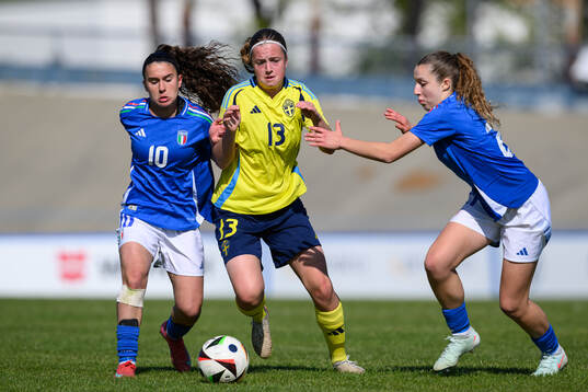 Emma Broddheimer of Sweden against Giada Pellegrino Cim and