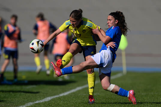 Novalie Jensen of Sweden and Giada Pellegrino Cim of Italy