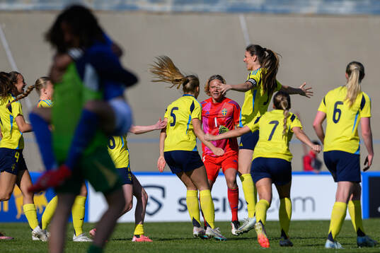 Smilla Holmberg, goalkeeper Saga Andersson and Bella