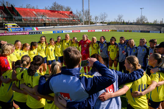 Players of Sweden celebrate