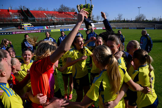 Players of Sweden celebrate