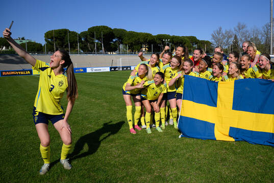 Bella Andersson of Sweden celebrates with teammates