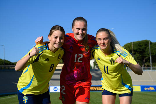 Elsa Pelgander, goalkeeper Julia Cavander and Ida