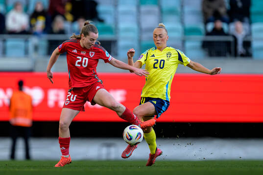 Carrie Jones of Wales and Hanna Bennison of Sweden