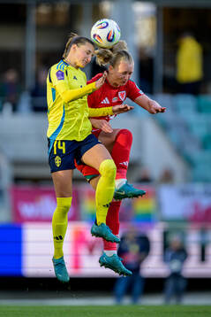Nathalie Björn of Sweden and Elise Hughes of Wales