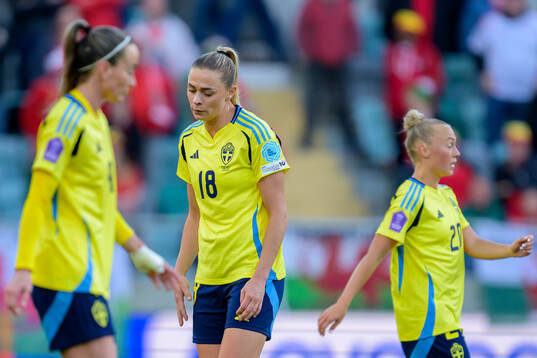 Kosovare Asllani , Fridolina Rolfö and Hanna Bennison of