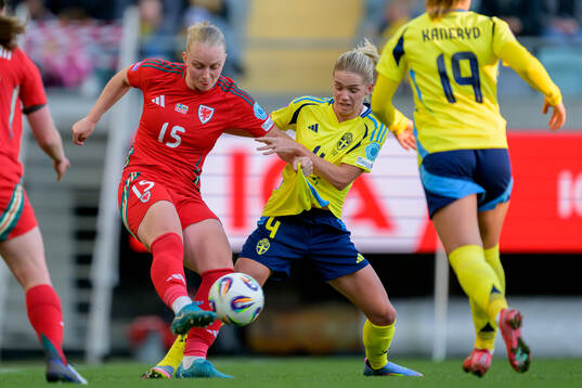 Elise Hughes of Wales and Hanna Lundkvist of Sweden