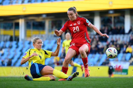 Hanna Lundkvist of Sweden and Carrie Jones of Wales