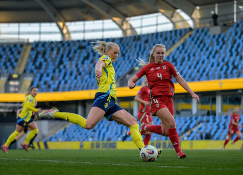 Stina Blackstenius of Sweden and Mayzee Davies of Wales