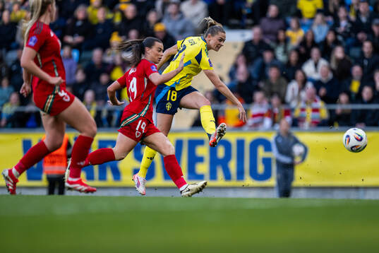 Ella Powell of Wales and Fridolina Rolfö of Sweden
